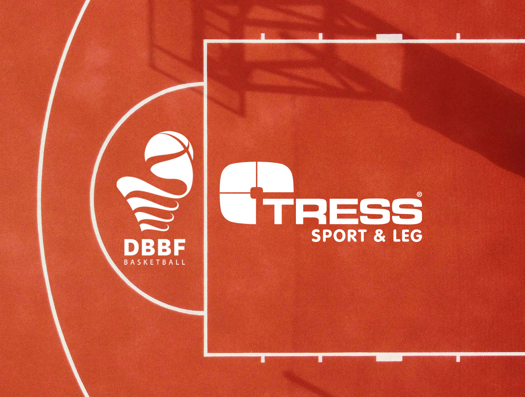 logobillede med DBBF og TRESS Sport og Leg på baggrund af rød basketballbane med hvide opstregninger