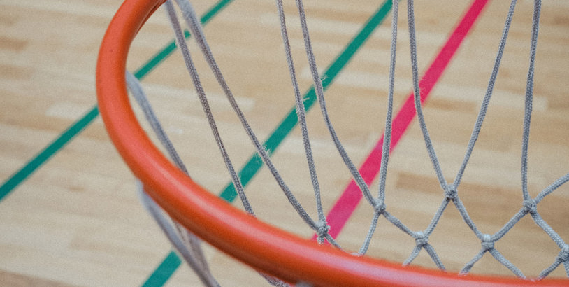 En röd basketkorg med nät 